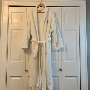 Colorado Comfort white shawl collar robe has tie & 2 patch pockets. Size L/XL.